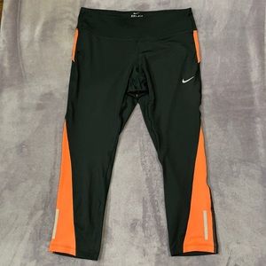 Nike Dri-Fit Size Medium Capri Working Legging